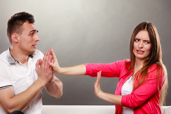 woman says NO to husband who thies to apologize