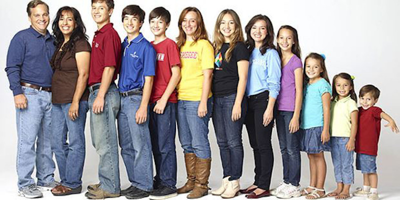 family with ten kids standing in order of height